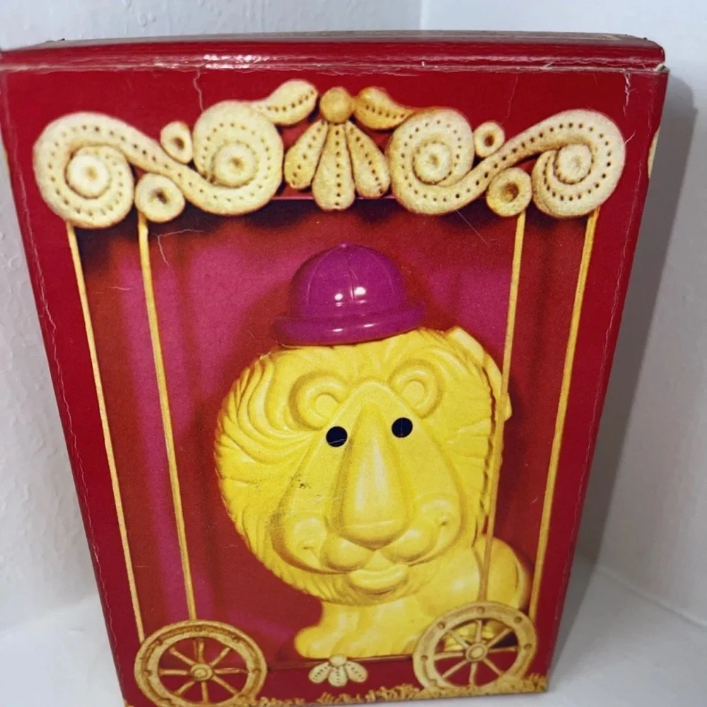 🆕Avon Vintage 1974 NOS boxed “Loveable Leo” Lion shampoo/ plastic bank kitschy‎